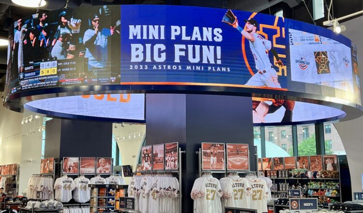 Mur d'affichage numérique multi-écrans alimenté par BrightSign au stade des Astros de Houston, présentant des promotions commerciales et des retransmissions sportives en direct.